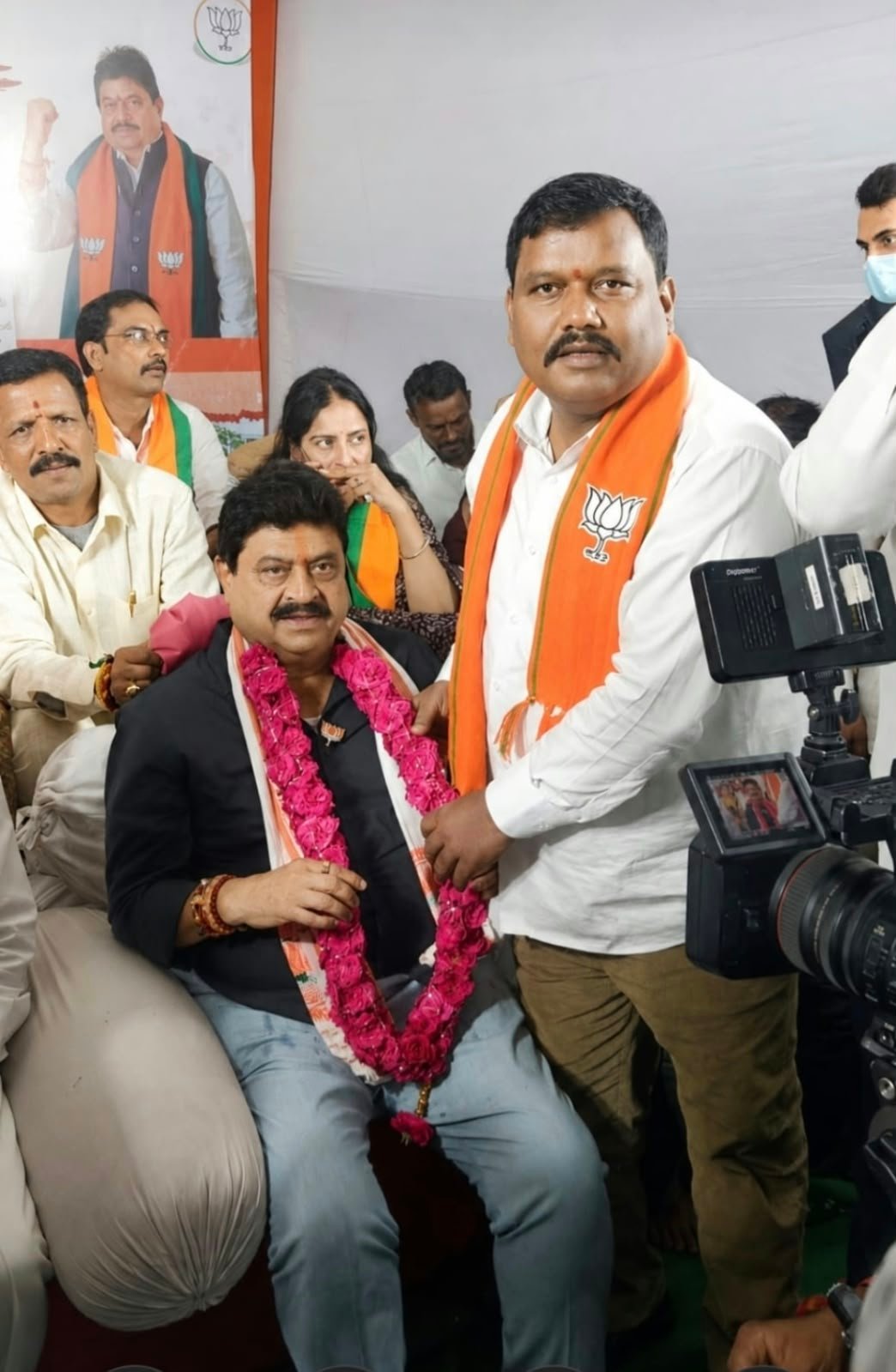 ఫీజుల బకాయిలపై బీజేపీ రాజీలేని పోరాటం