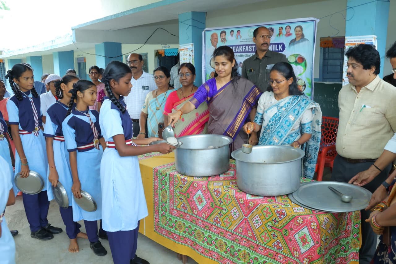 విద్యార్థులకు పోషకాహారంతో పాటు నాణ్యమైన విద్య అందించాలి