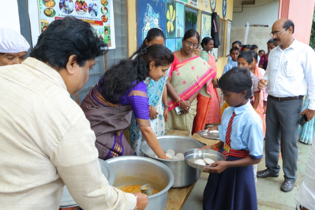 విద్యార్థులకు పోషకాహారంతో పాటు నాణ్యమైన విద్య అందించాలి - Additional Image