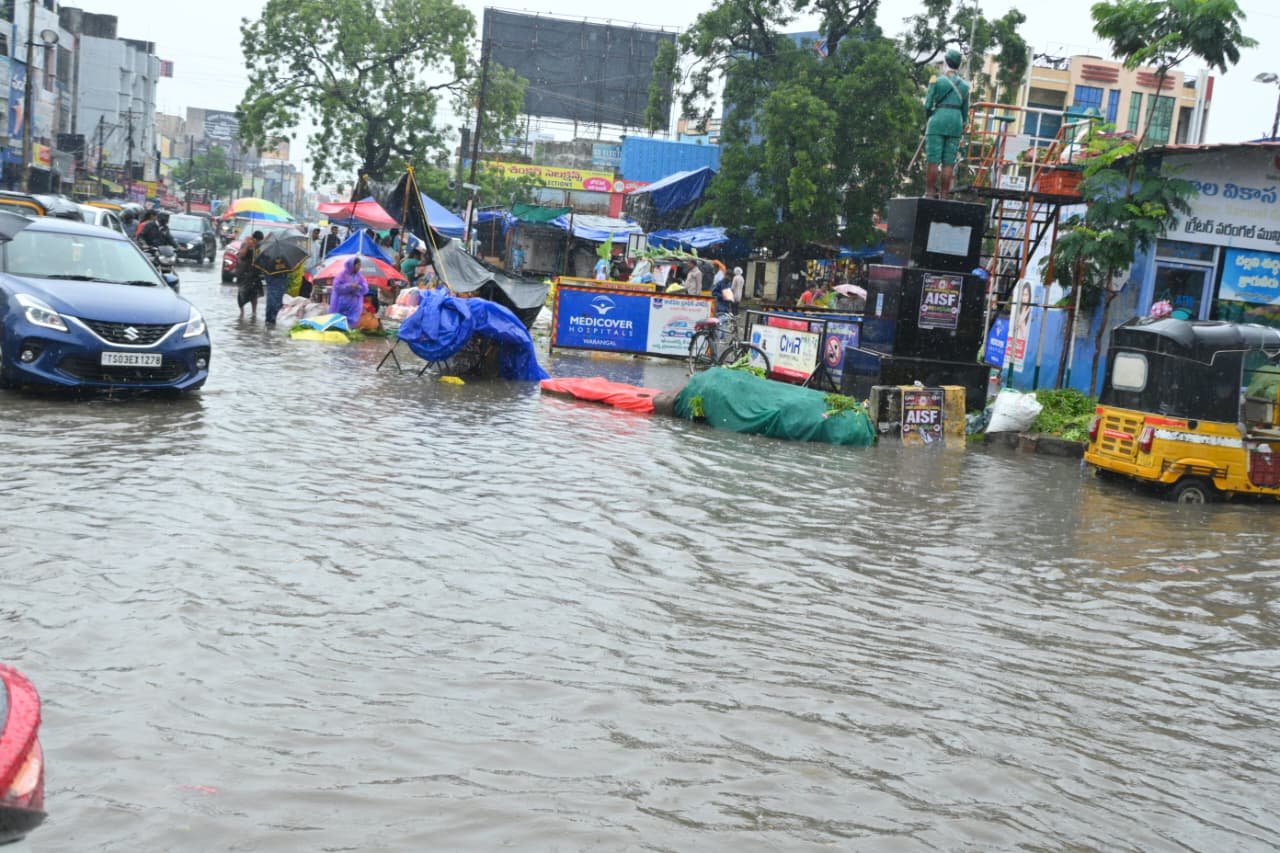 చౌరస్తాలు చెరువులాయె.. రోడ్లు గుంతలమయమాయె! - Additional Image