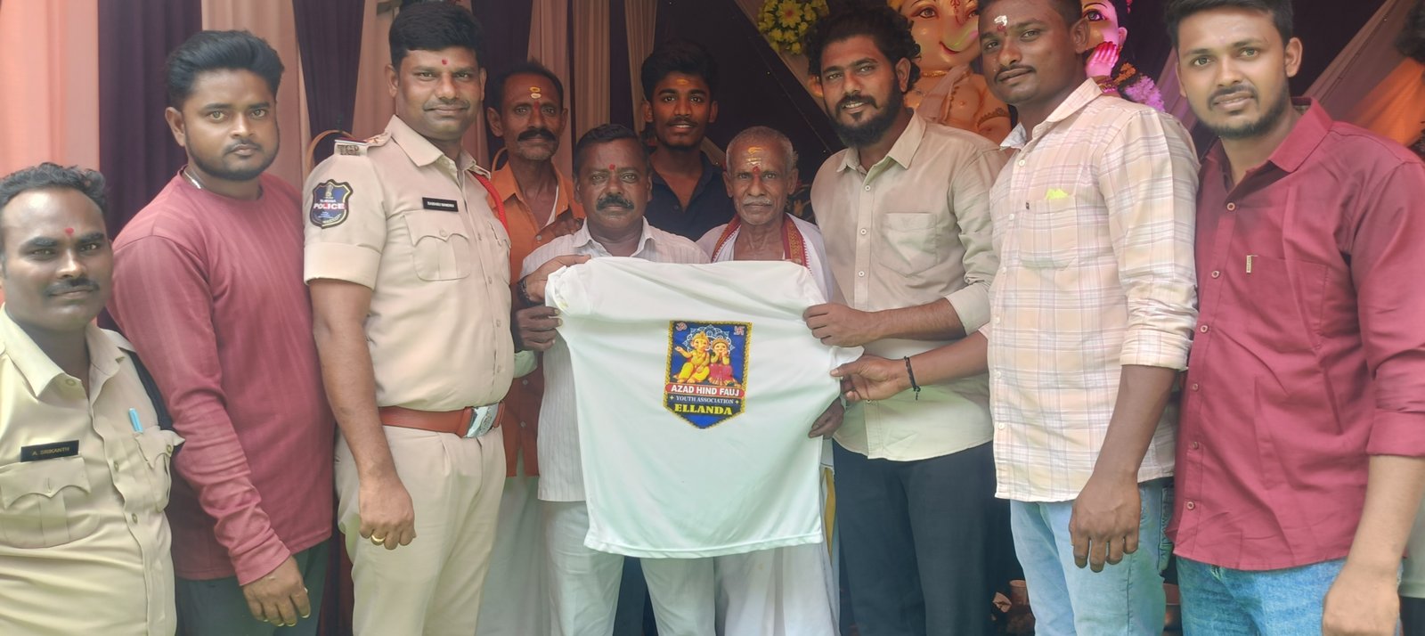 వినాయకుడి ఆశీస్సులతో సుఖసంతోషాలు కలగాలి: ఎస్సై సాయిబాబు 